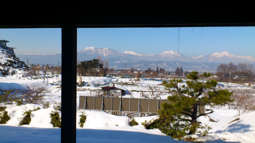 事務室の窓の外に見える北信五岳